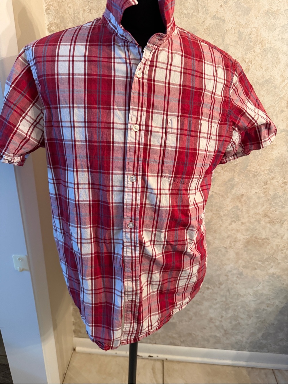 Gap Men's Red Plaid Short-Sleeve Button-Up Shirt